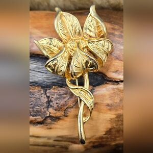 AAi Flower Brooch Rich Gold Tone 2.75" X 1.5" Signed EUC